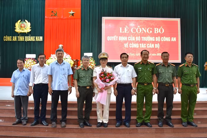 Các đại biểu chụp hình lưu niệm cùng Thượng tá Võ Thị Trinh, tân Phó Giám đốc Công an tỉnh Quảng Nam.