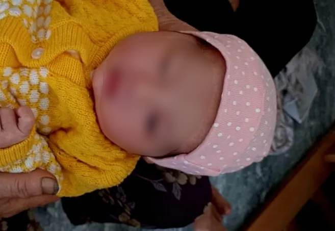 Hải Dương: Đi đường, cô gái nhặt được bé 3 ngày tuổi bị bỏ rơi Hai Duong: Di duong, co gai nhat duoc be 3 ngay tuoi bi bo roi