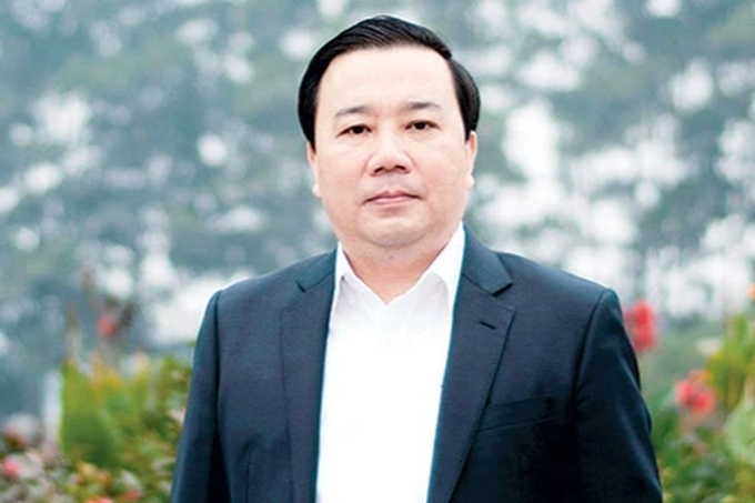  Cựu Phó chủ tịch Hà Nội Chử Xuân Dũng nhận hối lộ hơn 2 tỷ đồng: Ông Chử Xuân Dũng với vai trò là Phó chủ tịch UBND thành phố Hà Nội, được giao nhiệm vụ giải quyết công việc liên quan đến công tác phòng chống dịch Covid-19. Quá trình làm việc, ông Chử Xuân Dũng bị cáo buộc đã nhận hơn 2,05 tỷ đồng từ Lê Thị Ngọc Anh (chuyên viên Phòng Nhà khách Vụ Lễ tân, Ban Đối ngoại Trung ương) và Trần Minh Tuấn (Giám đốc Công ty xây dựng Thái Hòa) để cấp chủ trương cách ly cho 5 doanh nghiệp theo yêu cầu của Ngọc Anh và Tuấn. Gia đình bị can nộp lại 50.000 USD và 600 triệu đồng tiền hưởng lợi bất chính.