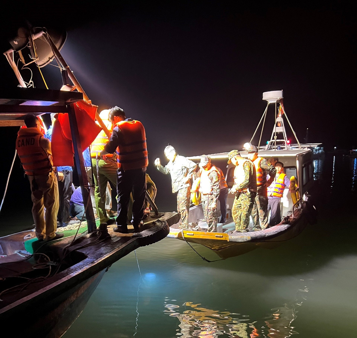 Xuyen dem cuu ho truc thang Bell 505 roi: Tim thay thi the phi cong-Hinh-2