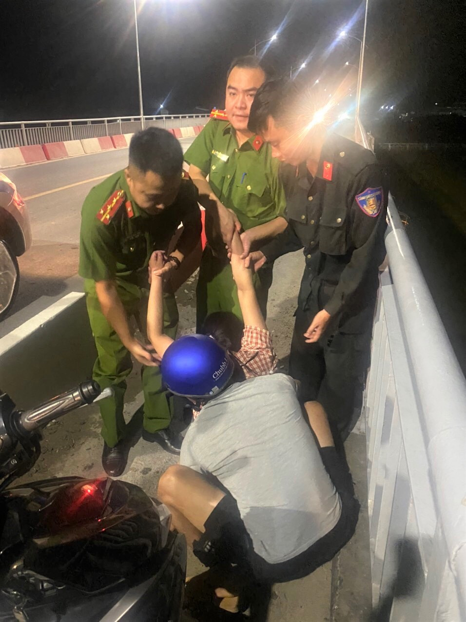 Hai Duong: To 151 ngan chan kip thoi nguoi dan ong dinh nhay cau tu tu