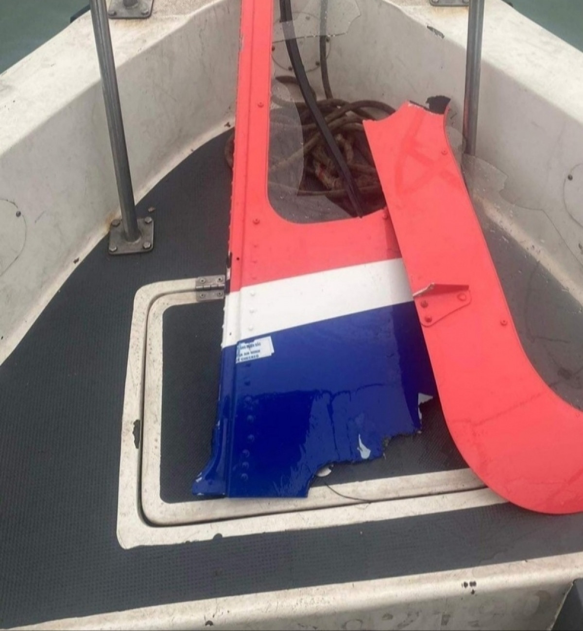 Lúc 19h18, lực lượng tìm kiếm cứu nạn tại hiện trường báo cáo đã tìm thấy 2 thi thể cùng một số mảnh vỡ nghi là của máy bay tại vị trí mép bờ, tọa độ 20051’351.2"N-107001’13.4"E. Các lực lượng chức năng vẫn đang tích cực tìm kiếm chiếc máy bay và những người còn lại.