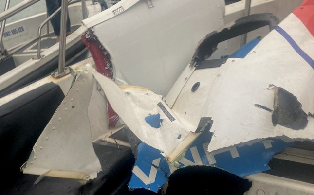 Trước đó, Bộ chỉ huy Bộ đội biên phòng tỉnh Quảng Ninh cho biết, khoảng 17h15 ngày 5/4, ngư dân phát hiện một máy bay phát nổ và rơi xuống biển tại khu vực đảo Hòn Nét thuộc địa phận huyện Cát Hải, TP Hải Phòng giáp ranh với vịnh Hạ Long. Bộ Chỉ huy Quân sự tỉnh Quảng Ninh đã tổ chức lực lượng, phương tiện cơ động ra vị trí máy bay bị nạn, gồm 3 tàu, 2 xuồng, 25 cán bộ, chiến sỹ cùng các trang thiết bị khác cơ động ra hiện trường tìm kiếm cứu nạn.