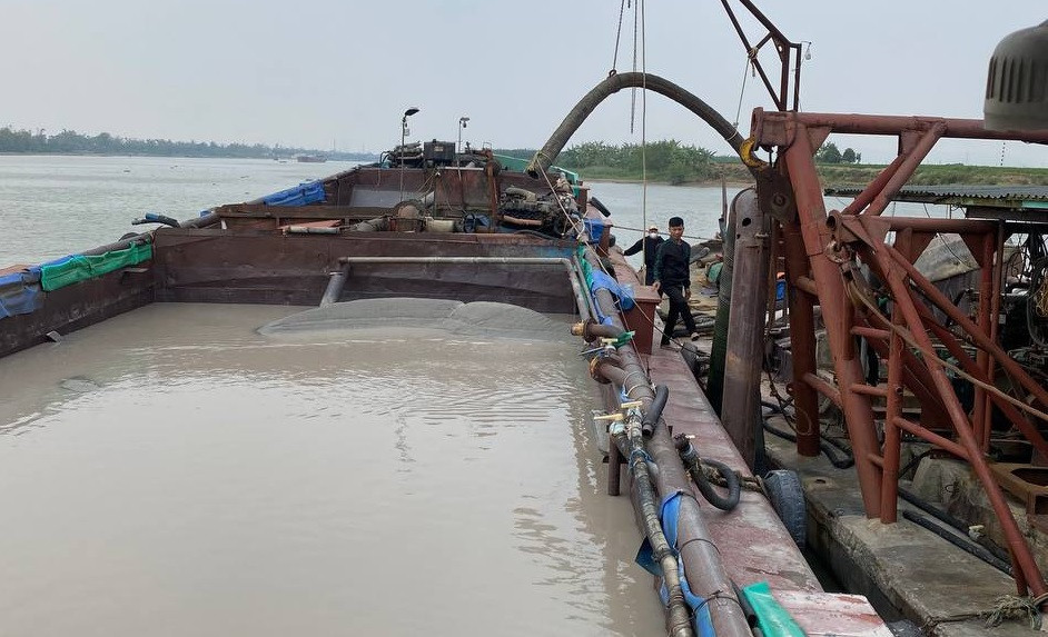 Hải Dương: Khai thác cát trái phép, 6 người bị phạt hơn 2,2 tỷ Hai Duong: Khai thac cat trai phep, 6 nguoi bi phat hon 2,2 ty