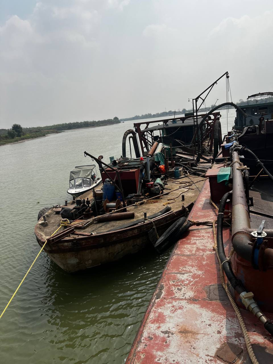 Hải Dương: Khai thác cát trái phép, 6 người bị phạt hơn 2,2 tỷ - Hình 2 Hai Duong: Khai thac cat trai phep, 6 nguoi bi phat hon 2,2 ty-Hinh-2