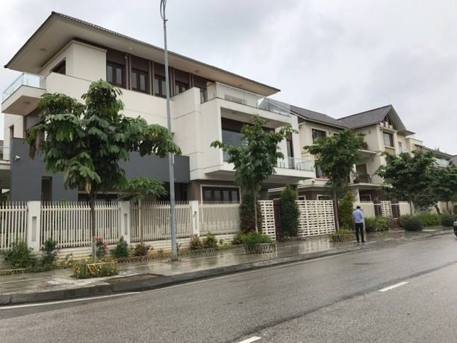 Cuu Bi thu Lao Cai duoc tang cho nhieu lo dat bi de nghi ky luat