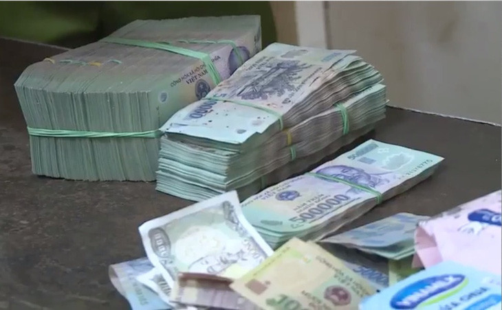 Trên một số tờ tiền còn dính nhiều vết máu. Đến rạng sáng 1/4, lực lượng chức năng đã di lý nghi phạm về đến Bình Dương để phục vụ công tác điều tra, xử lý theo quy định.