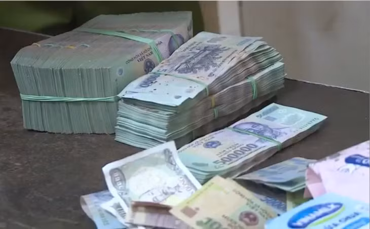 Trên một số tờ tiền còn dính nhiều vết máu. Đến rạng sáng 1/4, lực lượng chức năng đã di lý nghi phạm về đến Bình Dương để phục vụ công tác điều tra, xử lý theo quy định.