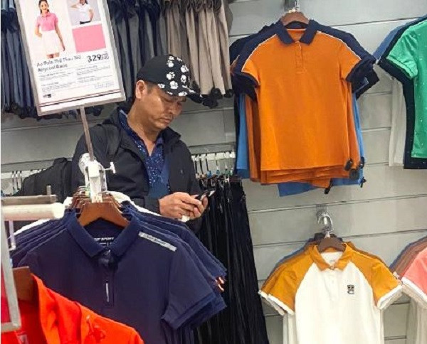 Khoảng 21h ngày 30/3, Công an phường Phù Đổng, TP Pleiku (Gia Lai) phối hợp với Phòng Cảnh sát giao thông Công an tỉnh Gia Lai xác định Yang Zhong Wu có mặt ở tại một cửa hàng thời trang trên đường Lê Duẩn, thuộc phường Phù Đổng, TP Pleiku, tỉnh Gia Lai. Ngay lập tức, các trinh sát phối hợp khống chế, bắt giữ nghi phạm đưa về cơ quan công an.