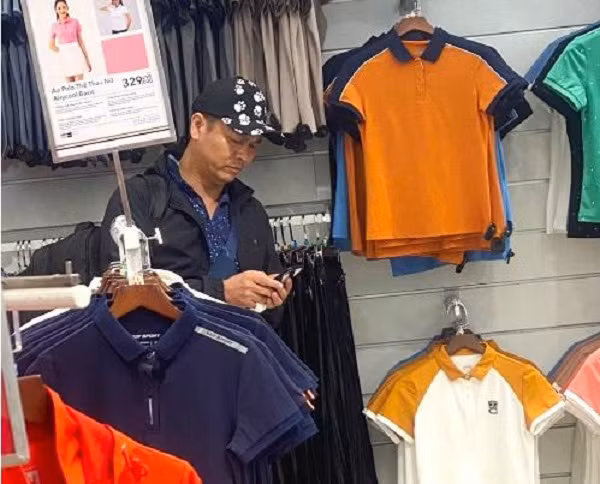 Khoảng 21h ngày 30/3, Công an phường Phù Đổng, TP Pleiku (Gia Lai) phối hợp với Phòng Cảnh sát giao thông Công an tỉnh Gia Lai xác định Yang Zhong Wu có mặt ở tại một cửa hàng thời trang trên đường Lê Duẩn, thuộc phường Phù Đổng, TP Pleiku, tỉnh Gia Lai. Ngay lập tức, các trinh sát phối hợp khống chế, bắt giữ nghi phạm đưa về cơ quan công an.