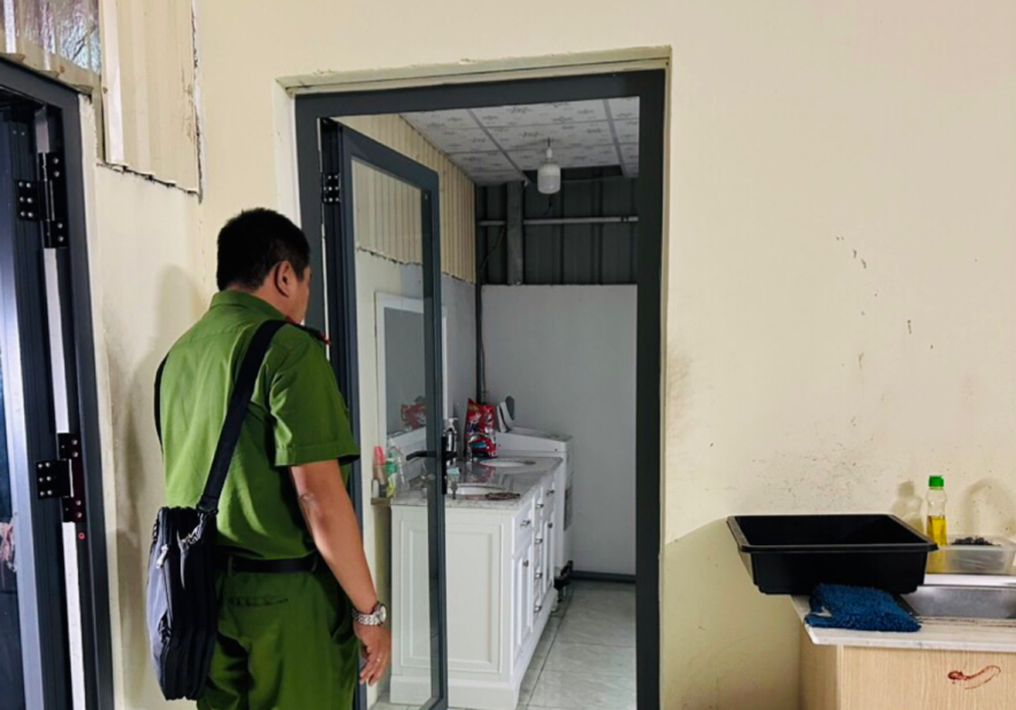Nhận được thông tin vụ án, Công an tỉnh Bình Dương cùng Công an thị xã Tân Uyên và các đơn vị chức năng đã khẩn trương vào cuộc điều tra. Tại hiện trường, cảnh sát thu giữ một con dao khoảng 30cm có dính tóc và vết máu tại bồn rửa tay trong nhà vệ sinh.