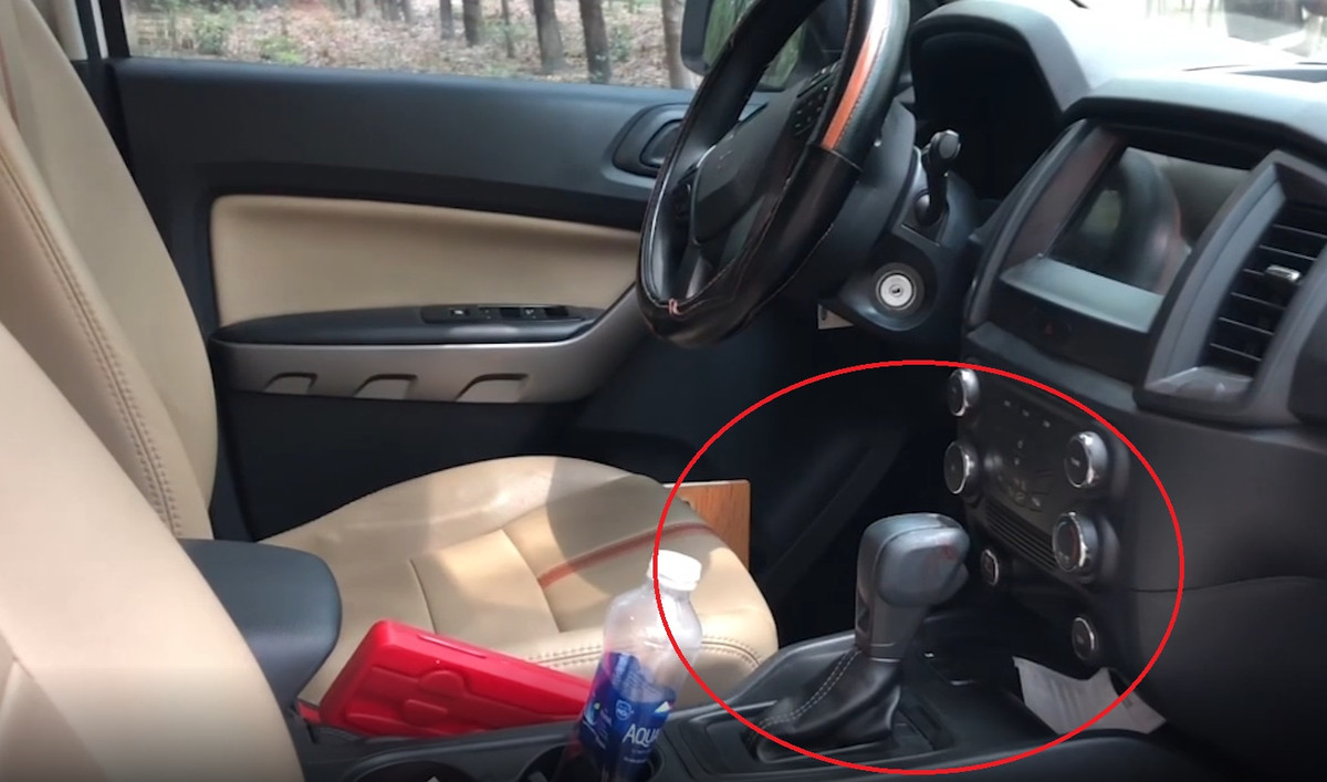 Khám nghiệm chiếc ô tô của nghi phạm giấu trong lô cao su, cảnh sát phát hiện, thu giữ dấu vân tay, vết máu ở nhiều vị trí khác nhau trên ô tô. Cụ thể, phát hiện vị trí nắp gập của thùng ô tô dính nhiều vết máu, bên trong thùng chứa một số đồ đạc cá nhân. Tại vị trí cabin, phát hiện bên hông trái của ghế lái và cần số còn bám dính vết máu, lực lượng chức năng lấy mẫu dấu vân tay trên vô lăng, kiểm tra dấu vết chìa khóa ô tô. Cảnh sát cũng thu giữ gương tích hợp camera hành trình.