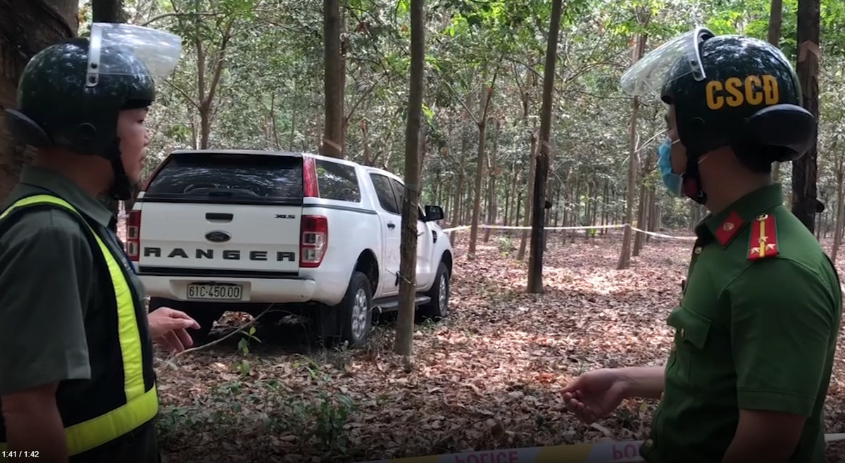 Sáng 1/4, Công an TX Tân Uyên phối hợp Công an phường Uyên Hưng tuần tra kiểm soát sau khi tiếp nhận tin báo từ người dân đã phát hiện ô tô bán tải có đặc điểm giống với phương tiện của nghi phạm Yang Zhong Wu di chuyển rời khỏi công ty đang cất giấu trong lô cao su khu phố 6, phường Uyên Hưng, TX Tân Uyên,cách hiện trường vụ án khoảng 10km.