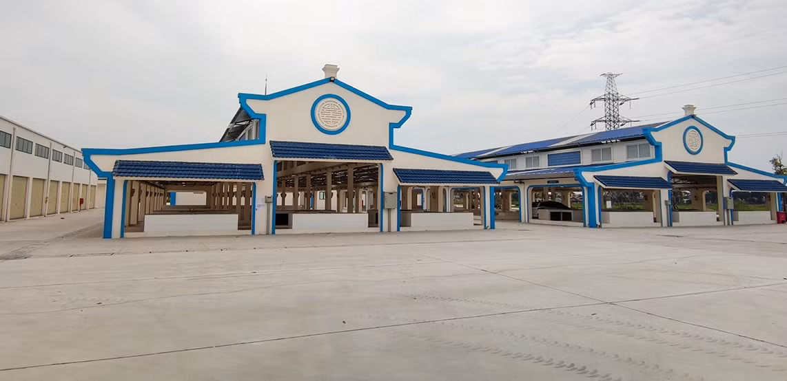 Tuy nhiên, các tiểu thương không muốn di chuyển vào khu chợ mới này.