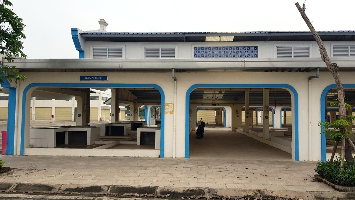 Gần 2 năm qua, khu chợ mới xây dựng xong rồi để không. Dẫn đến nghịch lý chợ tiền tỷ tiểu thương không muốn kinh doanh, lại bám trụ chợ cũ lụp xụp.