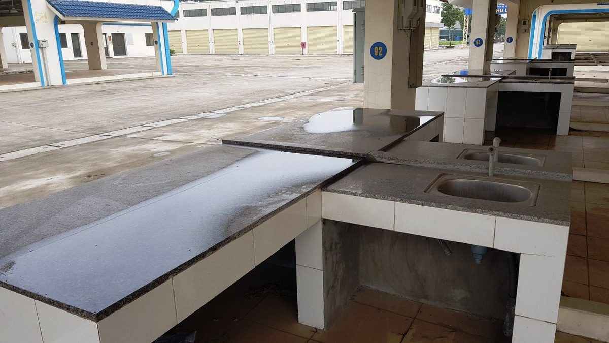 Theo ông Tuấn, người dân không muốn vào chợ do chợ cũ giáp đường, chợ mới cách đường 60 đến 70m. UBND tỉnh Hải Dương đã ra các mức phí thấp nhất có 10.000 đồng đến 15000 đồng/m2 gồm 2 mặt để buôn bán dễ. “Chợ mới là nguồn ngân sách của tỉnh, Công ty Tây Bắc thi công bàn giao cho huyện, huyện đã bàn giao cho xã quản lý”, ông Tuấn nói. 