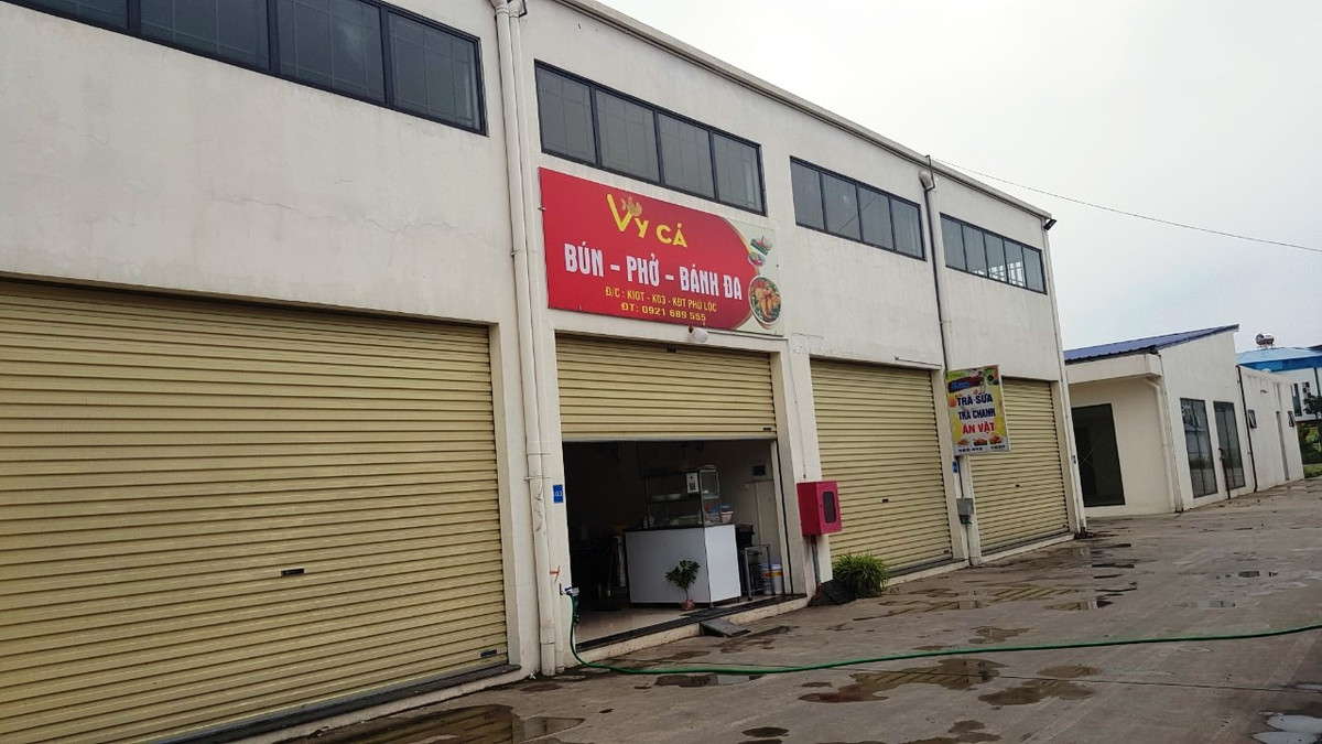 Một vài gian ki ốt có tiểu thương đến kinh doanh. Nhưng cũng trong cảnh vắng khách.