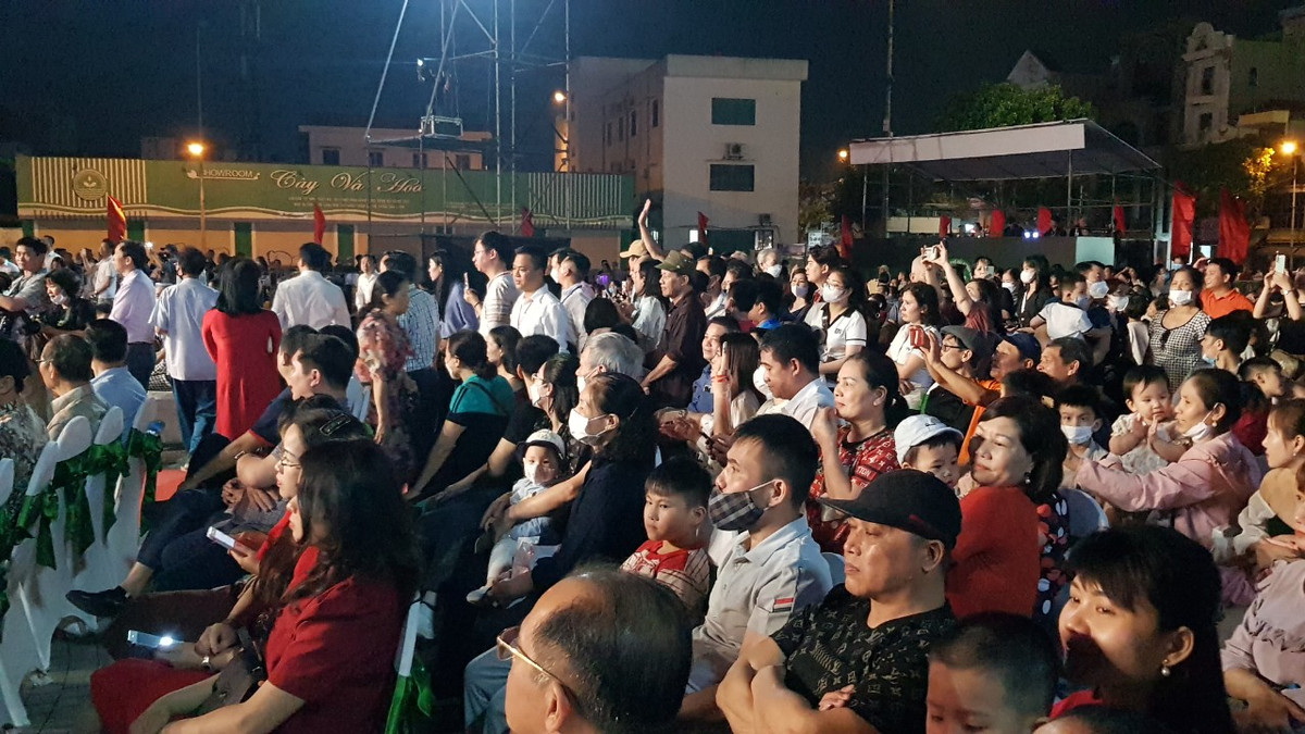 Thu hút nhiều người dân tham dự tại Quảng trường Thống Nhất.