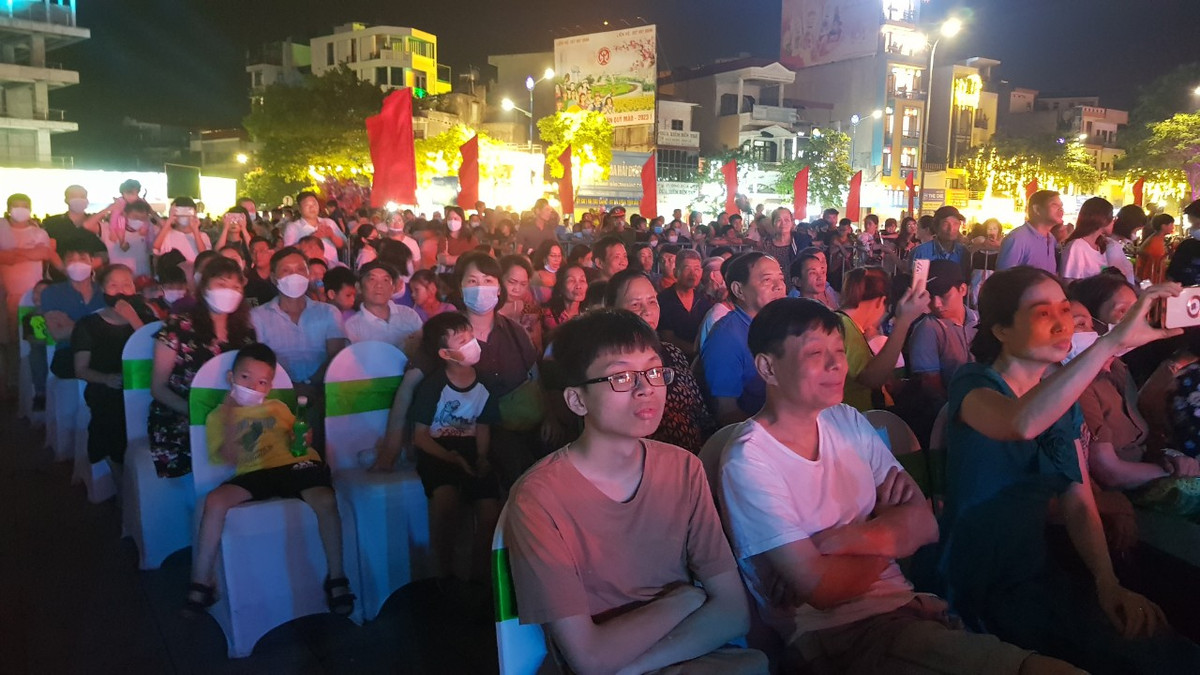 Tại khu vực Quảng trường Thống Nhất có hàng nghìn người đến dự.