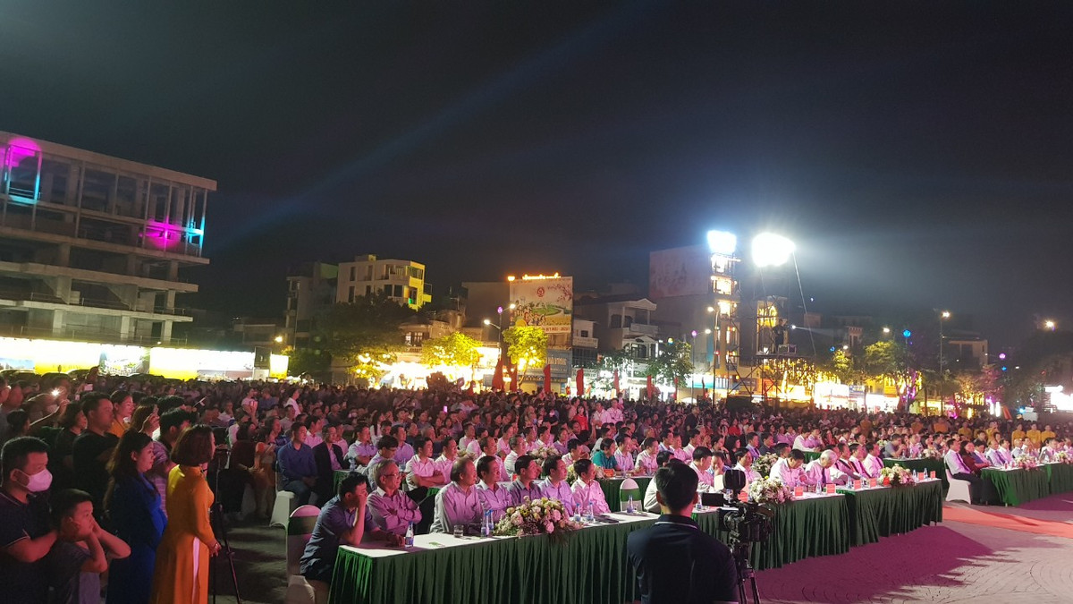 Nhiều đại biểu cùng nhân dân đến dự lễ khai mạc phố đi bộ, chợ đêm Bạch Đằng.