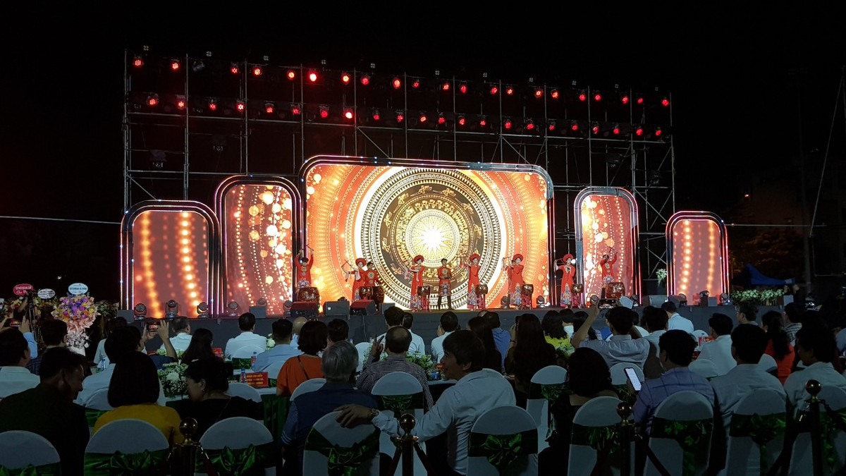  Phố đi bộ, chợ đêm Bạch Đằng có chủ đề xuyên suốt là “Tinh hoa hội tụ-Bừng sáng Thành Đông” được tổ chức từ 16h ngày thứ bẩy, kết thúc trước 24h ngày chủ nhật hằng tuần. Quy mô tuyến phố sử dụng toàn bộ khu vực Quảng trường Thống Nhất, 1/2 đường Bạch Đằng và 1/2 đường Bùi Thị Xuân phía giáp sông, đường Chương Dương và cầu Hồng Quang.