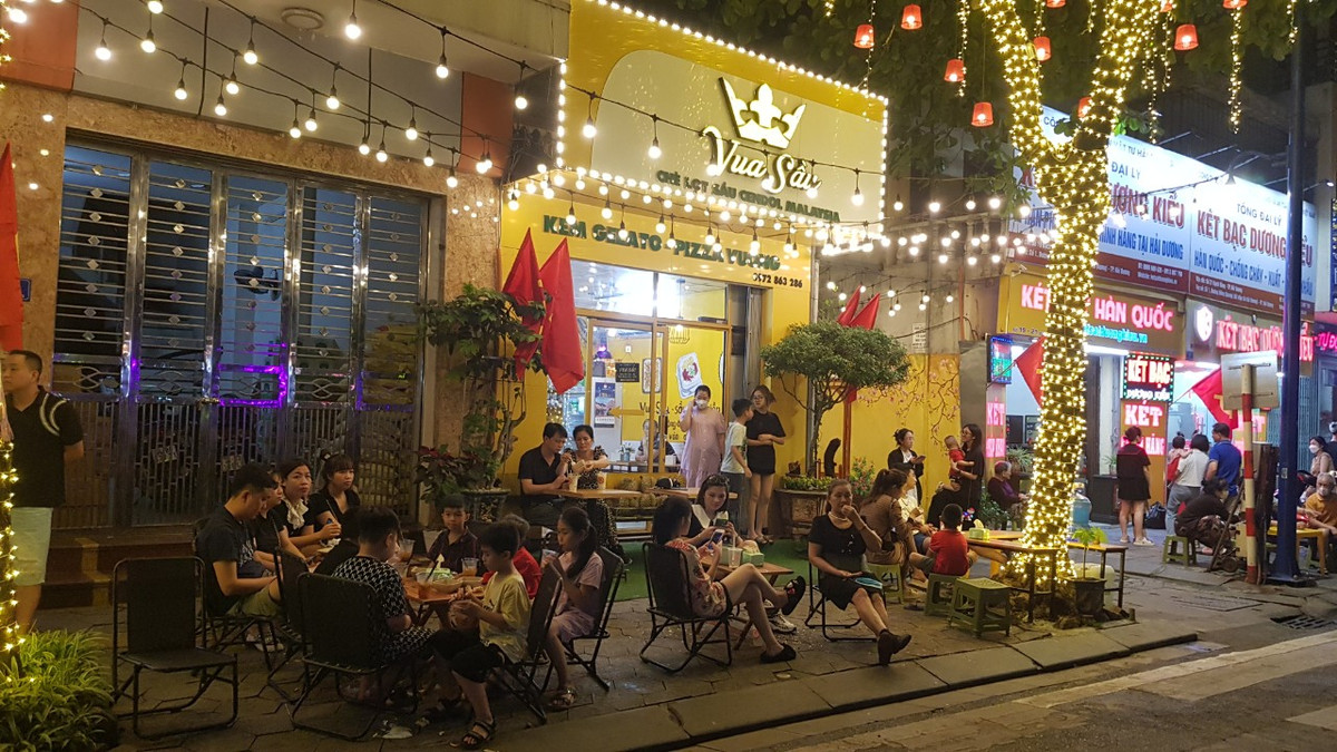 Hàng quán ven phố đi bộ tấp nập khách.