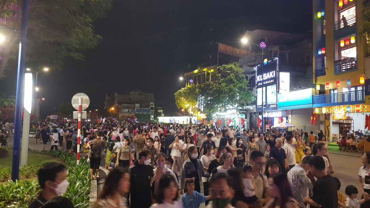 Tuyến phố được chia làm 4 phân khu được đặt tên theo bộ tứ linh long, lân, quy, phụng với biểu tượng về những danh nhân kiệt xuất tiêu biểu gắn với xứ Đông. Phân khu long lấy biểu tượng về danh tướng Trần Hưng Đạo. Khu lân gợi nhớ về nhà chính trị Nguyễn Trãi. Khu quy xây dựng hình ảnh về hai tổ sư Pháp Loa, Huyền Quang. Khu phụng lấy biểu tượng về người thầy giáo muôn đời Chu Văn An. Khu long có 15 gian hàng, khu lân có 12 gian, khu quy có 8 gian, khu phụng có 10 gian. Các gian hàng sẽ bày bán sản phẩm đặc trưng vùng miền, sản phẩm OCOP, mang đậm tính chất ẩm thực đường phố.