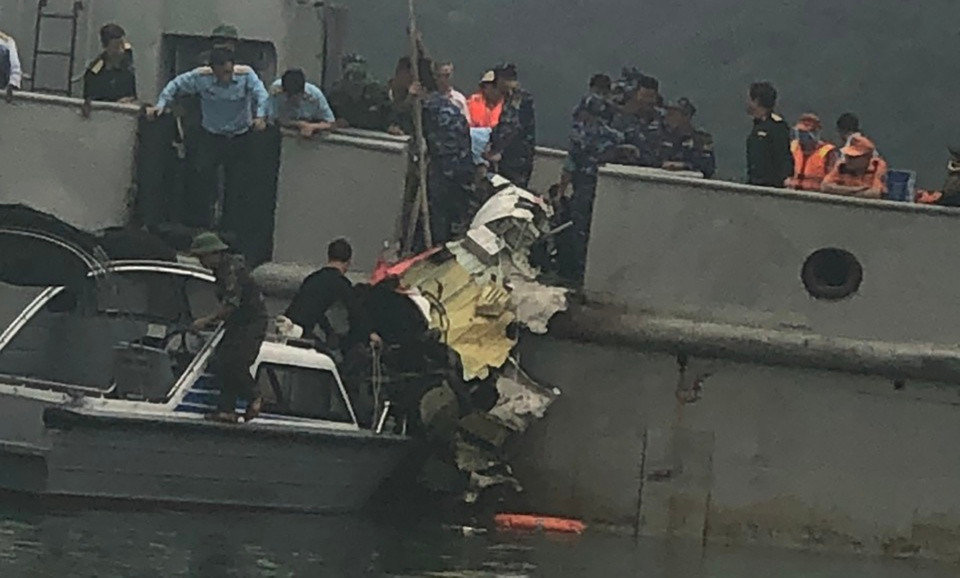 Truc thang Bell 505 roi: Tim thay vat nghi hop den, tam dung dich vu bay