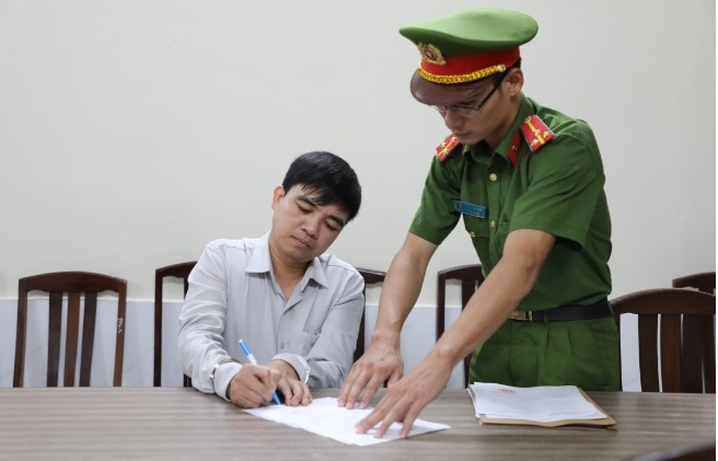 Bắt Phó Trưởng Phòng Tàu sông, Cục Đăng kiểm Việt Nam cùng 3 người Bat Pho Truong Phong Tau song, Cuc Dang kiem Viet Nam cung 3 nguoi