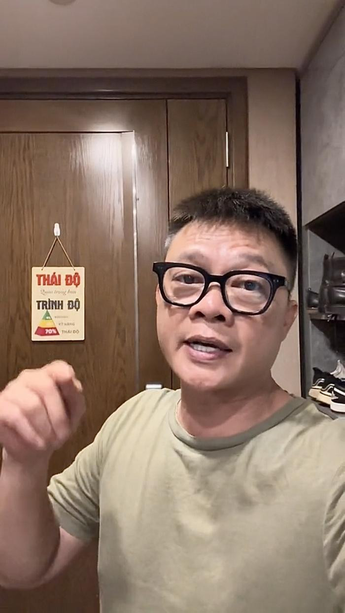 Mới đây "Ông bố đông con nhất VTV" đã đăng tải một clip "house tour" trên kênh TikTok cá nhân để giới thiệu đôi chút về căn hộ của vợ chồng anh cùng 4 cậu con trai. Theo đoạn clip, cách đánh dấu phòng của nhà BTV gắn với những câu châm ngôn trên mỗi cánh cửa hàm chứa nhiều ý nghĩa sâu sắc. Ngay ở cửa ra vào, BTV Quang Minh treo bảng với câu: "Thái độ quan trọng hơn trình độ". Lý giải cho điều này, anh nói :"Vì mình muốn nói, khi các con sống ở trong nhà, phải có thái độ thật tốt, phải tôn trọng bố mẹ và quan trọng phải giữ được hoà nhã, hoà khí giữa các anh em với nhau".