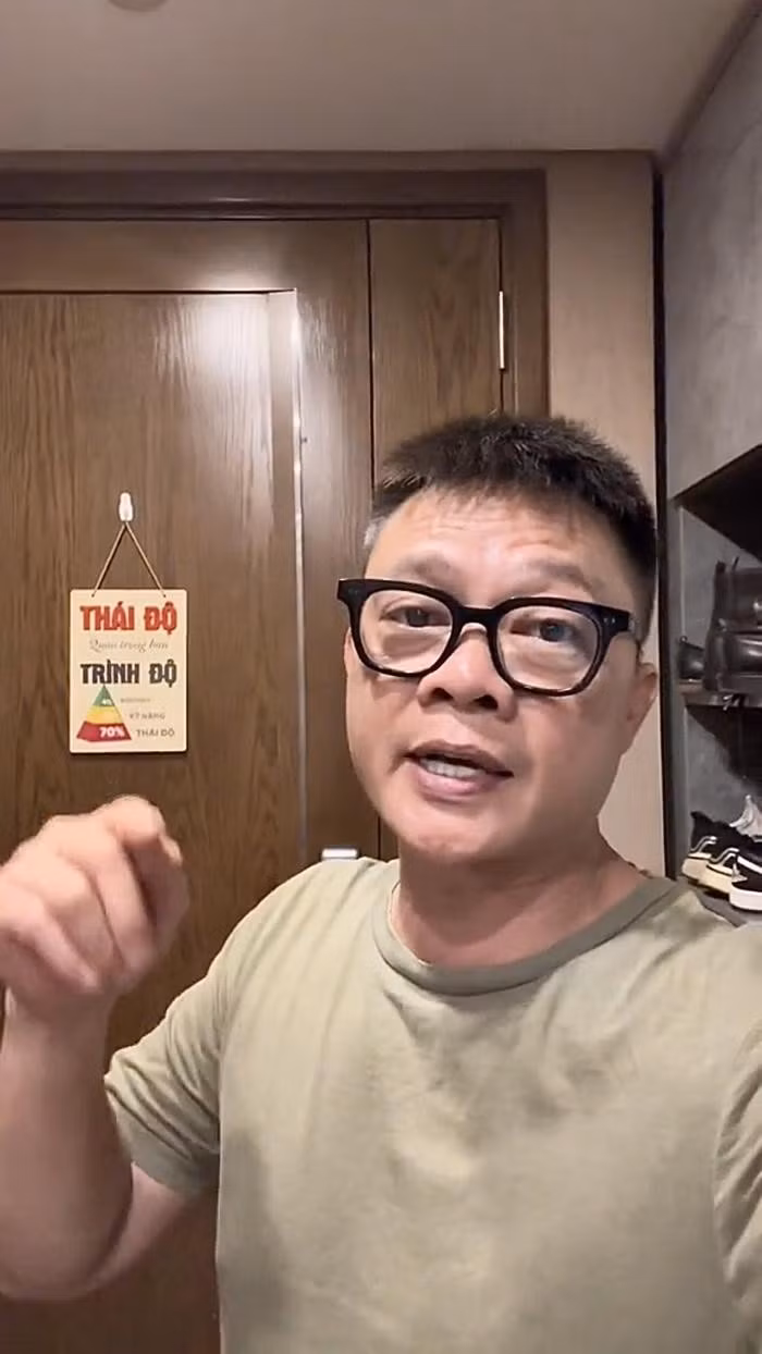 Mới đây "Ông bố đông con nhất VTV" đã đăng tải một clip "house tour" trên kênh TikTok cá nhân để giới thiệu đôi chút về căn hộ của vợ chồng anh cùng 4 cậu con trai. Theo đoạn clip, cách đánh dấu phòng của nhà BTV gắn với những câu châm ngôn trên mỗi cánh cửa hàm chứa nhiều ý nghĩa sâu sắc. Ngay ở cửa ra vào, BTV Quang Minh treo bảng với câu: "Thái độ quan trọng hơn trình độ". Lý giải cho điều này, anh nói :"Vì mình muốn nói, khi các con sống ở trong nhà, phải có thái độ thật tốt, phải tôn trọng bố mẹ và quan trọng phải giữ được hoà nhã, hoà khí giữa các anh em với nhau".