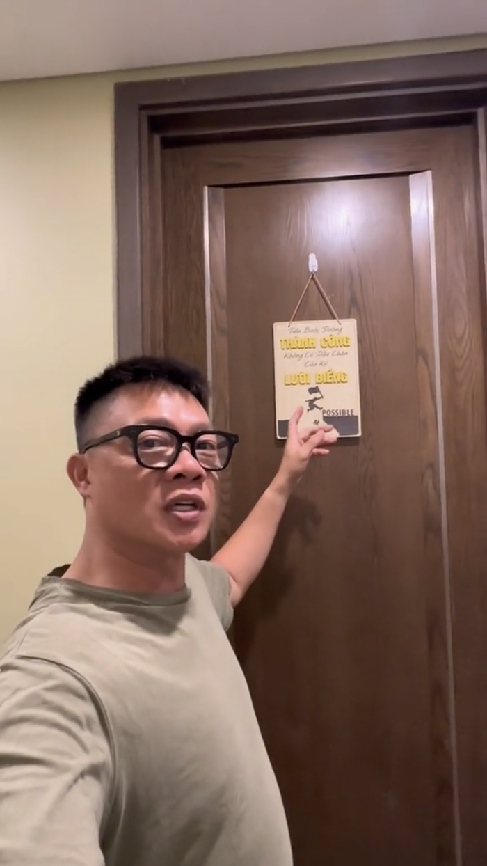 Căn phòng bí ẩn thứ 3 được BTV Quang Minh đặt tấm bảng "Trên bước đường thành công, không có dấu chân của kẻ lười biếng" . Anh giới thiệu đó là phòng của 2 bé Gấu và Voi. Em út là Voi đang học mẫu giáo, còn bé Gấu thì đang là học sinh lớp 4. "Mình rất sợ Gấu từ nhỏ đã lười học" , BTV Quang Minh chia sẻ. Câu nói trên cửa cũng là điều mà anh muốn nhắn nhủ với 2 cậu út trong nhà kể từ những ngày còn bé. 