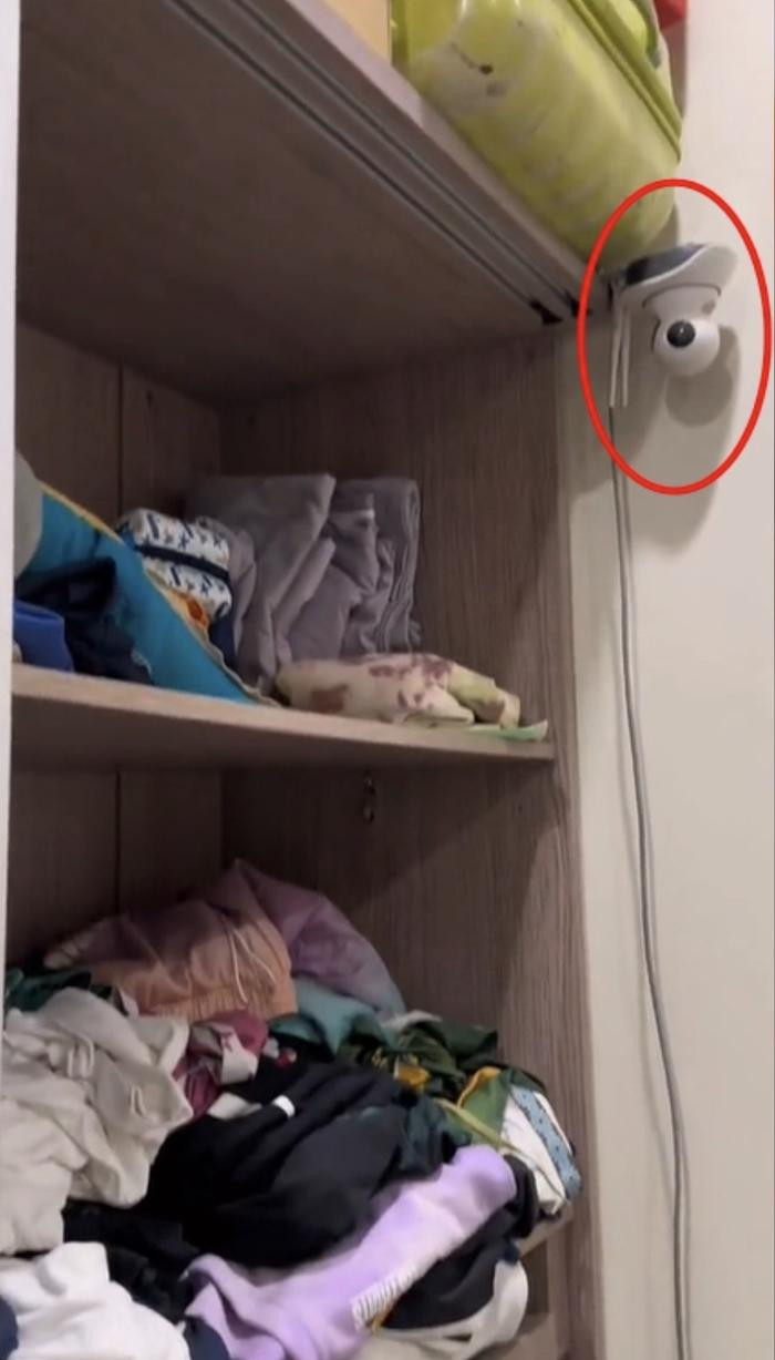 Tới đây xảy ra điều đáng chú ý nhất của clip, đó là sự xuất hiện của chiếc camera ở phía góc tủ quần áo trong căn phòng của 2 con trai lớn được nhiều netizen "soi" thấy và thắc mắc. Trong số đó có người trực tiếp bày tỏ: "Chú lắp camera ở phòng con trai luôn ạ? Này có gọi là kiểm soát con thái quá không?". Trả lời lại bình luận này, BTV Quang Minh tiết lộ trước đó, đây là phòng cũ của em bé nên cần lắp camera quan sát còn hiện tại khi 2 con trai lớn ở thì đã bỏ.