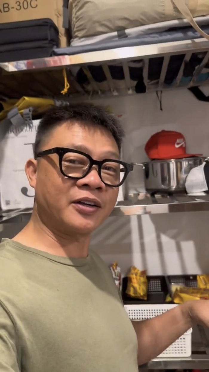 Tiếp đó anh giới thiệu phòng kho của gia đình, BTV Quang Minh treo tấm bảng có dòng chữ: "Nếu muốn sẽ tìm cách, không muốn sẽ tìm lý do". Đó là nơi gia đình anh để bát đĩa, các dụng cụ cần thiết và một số đồ ăn khô.