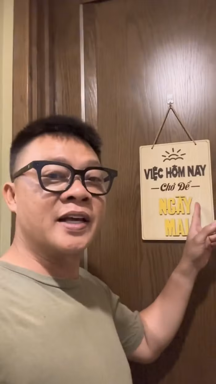 Căn phòng bí ẩn tiếp theo là phòng của 2 cậu con trai lớn là Heo và Sóc, tấm bảng ở cửa dòng chữ: "Việc hôm nay chớ để ngày mai", nam biên tập viên chia sẻ: "Các anh này mỗi khi về nhà, công việc hay có gì bừa bộn luôn để dành lại cho bố mẹ. Nên phải nhắc nhở các anh ấy việc hôm nay chớ để ngày mai, kể cả việc học tập".