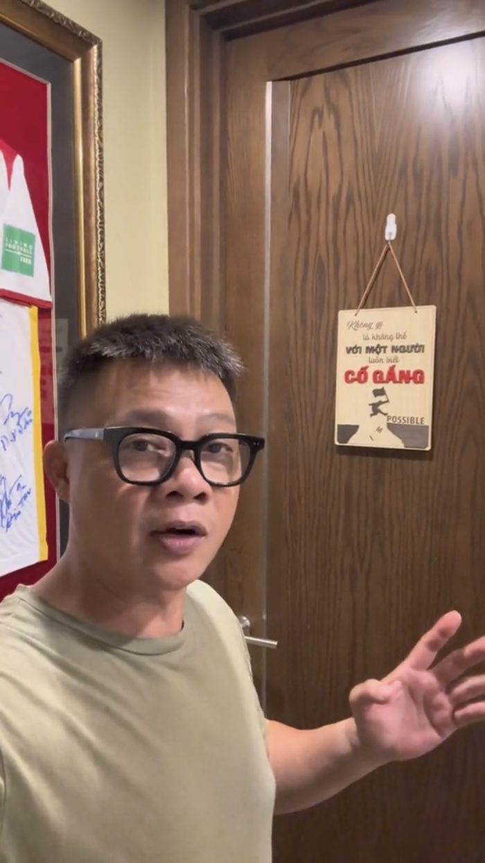 Căn phòng đặc biệt nhất trong nhà được BTV Quang Minh giới thiệu cũng chính là căn phòng của anh với bà xã của mình với câu nói: "Không gì là không thể với một người luôn biết cố gắng". Anh giải thích tường tận về ý nghĩa tấm bảng này là phải luôn cố gắng trong công việc, trong việc giữ hoà khí gia đình và cố gắng chăm sóc con cái thật tốt.