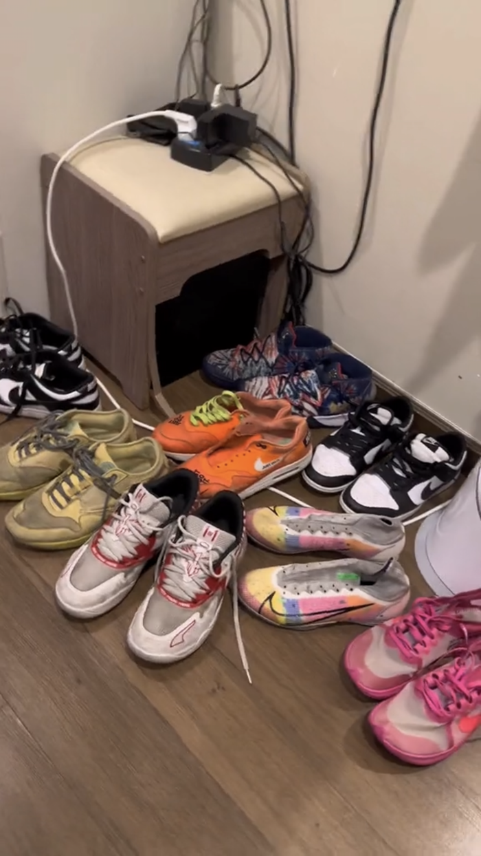 Hai cậu lớn của nhà báo Quang Minh cũng có vẻ rất đam mê giày thể thao, mỗi cậu bày biện ở một vị trí.