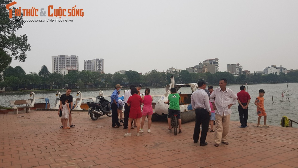 Lat thuyen thien nga ho Bach Dang, be 7 tuoi tu vong: Ai chiu trach nhiem?-Hinh-2