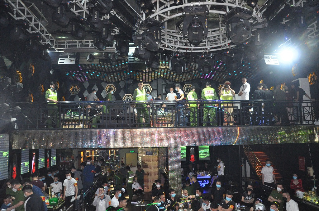 Ngoài ra, lực lượng Công an còn phát hiện, thu giữ tổng cộng 5,332g ma túy MDMA tại sàn nhà và bậc cầu thang trong quán; 2 bình khí cười N2O và các vỏ bóng bay để bán cho khách có nhu cầu sử dụng tại quán.