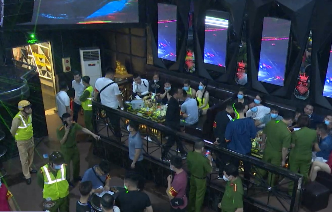 Cảnh sát tiến hành xét nghiệm nước tiểu, xác định có 11/94 người dương tính với chất ma túy.