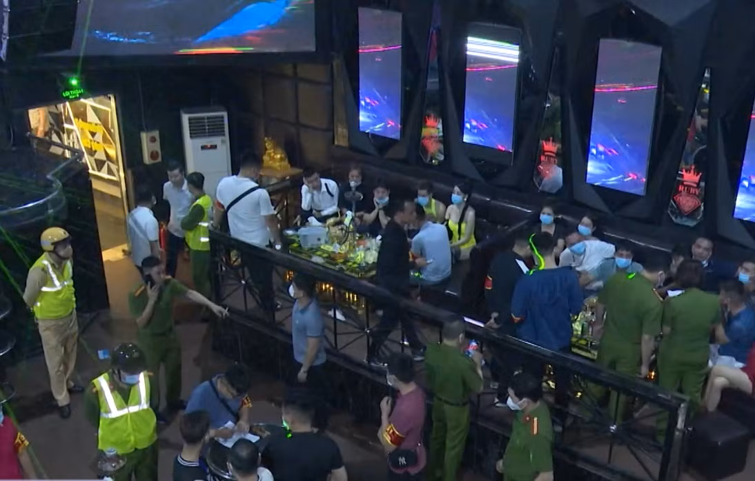 Cảnh sát tiến hành xét nghiệm nước tiểu, xác định có 11/94 người dương tính với chất ma túy.