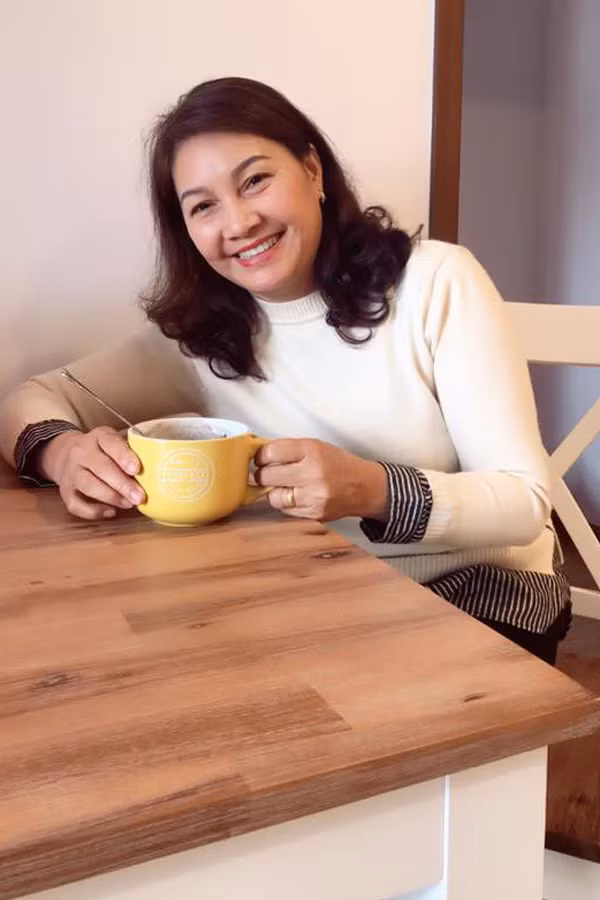 Bà thường diện trang phục phù hợp với độ tuổi nhưng cũng rất trẻ trung với màu sắc tươi sáng. 