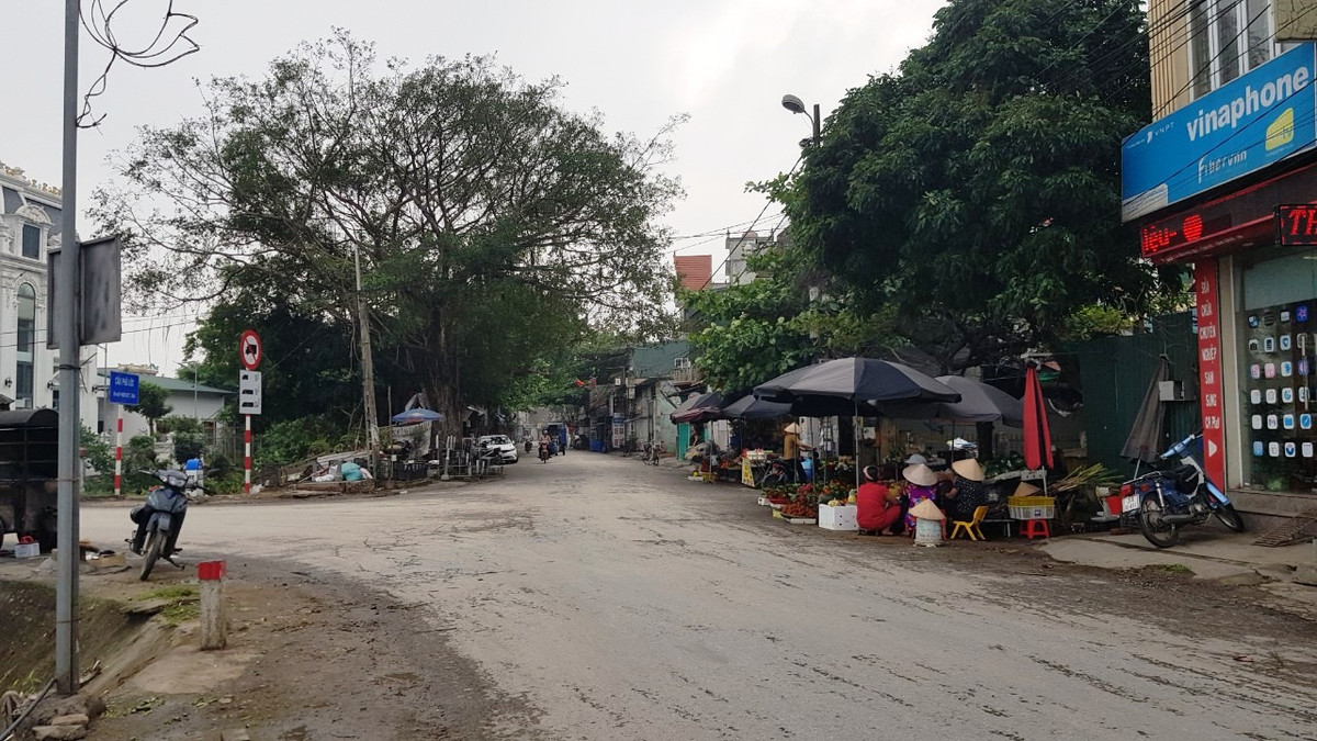 Các tiểu thương hiện vẫn kinh doanh, buôn bán tại chợ Phú Lộc cũ rộng 1.507 m2. Chợ cũ hình thành và hoạt động tự phát từ năm 1980, nay đã xuống cấp nghiêm trọng, không bảo đảm các quy định về vệ sinh môi trường, phòng chống cháy nổ. Thậm chí, người dân họp chợ lề đường ngay nút giao thông gây cản trở cho các phương tiện qua lại. 