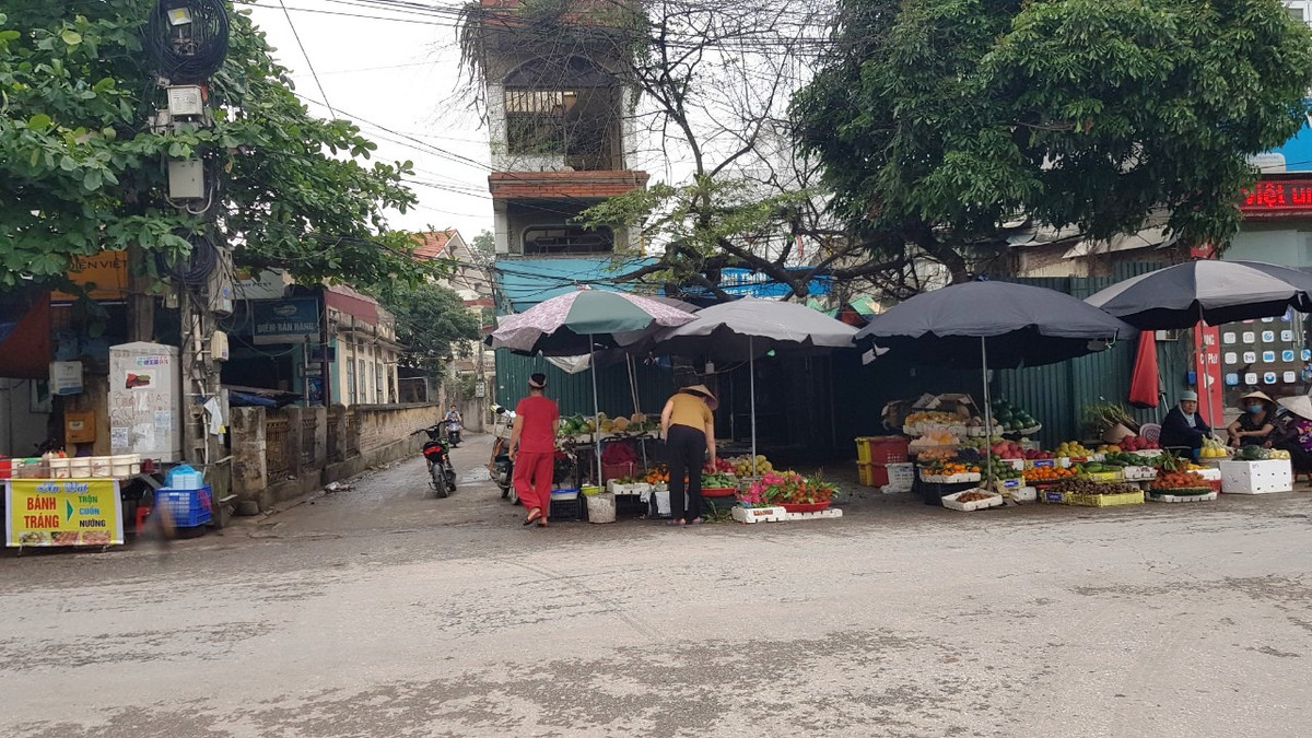 Các tiểu thương cho biết, họ không muốn chuyển vào chợ mới do phát sinh thêm chi phí trong khi chợ mới không nằm sát đường như hiện nay. Chuyển vào chợ mới khang trang, sạch sẽ nhưng tiểu thương lo ngại bán hàng không có người mua do lượng người mua vốn ít lại diễn ra chớp nhoáng vì họ còn bận đi làm công ty, làm đồng áng… 