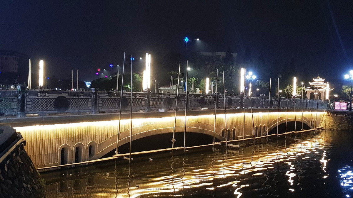 Hệ thống ánh sáng được lắp đặt trên cầu.