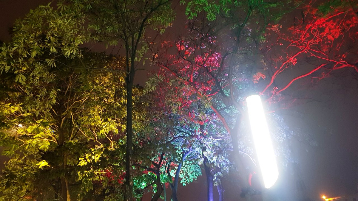 Giai đoạn 2 địa phương chọn một số công trình cao tầng như: Thư viện tỉnh, Tháp truyền hình tỉnh Hải Dương, Nhà thi đấu, Trụ sở Viettel, 3 nhà dân cao tầng tại đường Bùi Thị Xuân (đoạn đầu sông Bạch Đằng)…để trình chiều ánh sáng nghệ thuật mapping tạo điểm nhấn thu hút du khách; cải tạo và xây dựng “Tượng đài”, Sân khấu biểu diễn tại Quảng trường Thống Nhất; xây dựng khán đài tại sông Bạch Đằng; cải tạo vỉa hè một số tuyến đường xung quanh tuyến phố đi bộ; xây dựng phố Ẩm thực tại đường Nguyễn Hải Thanh….