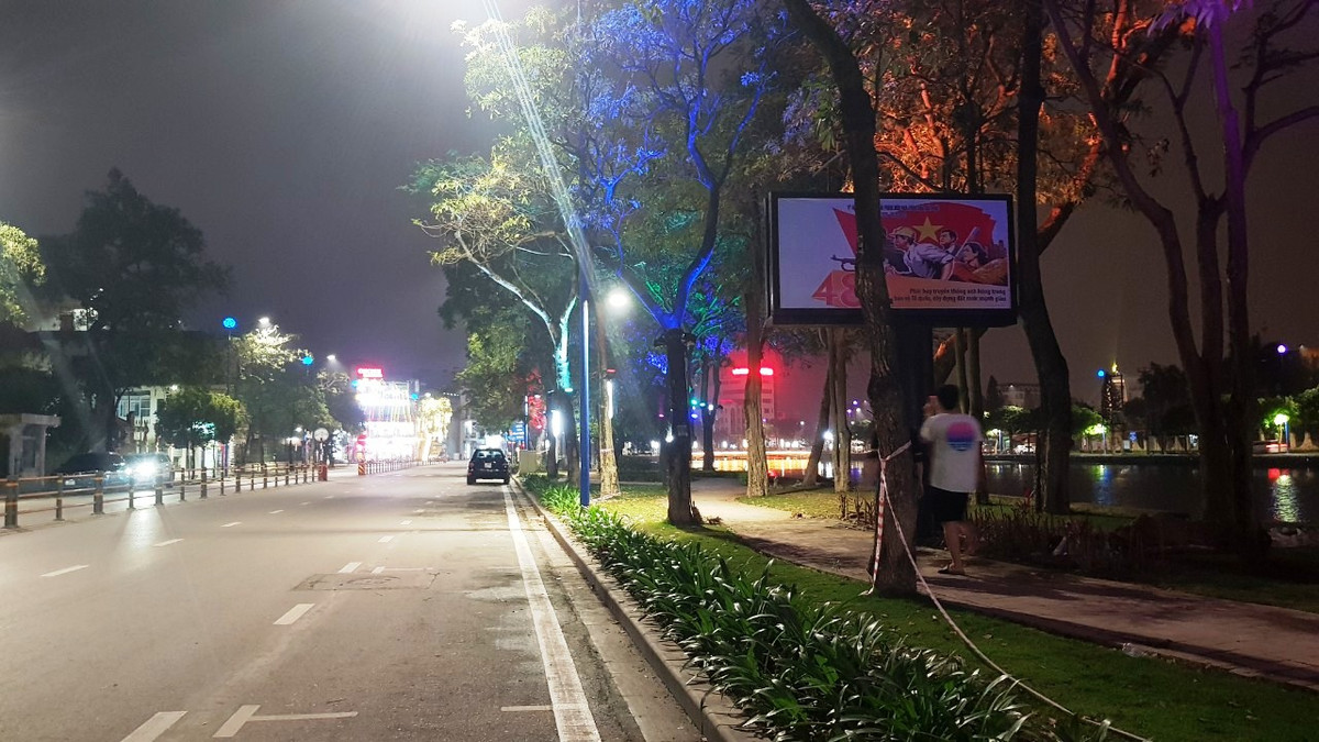 Tuyến phố đi bộ, chợ đêm Bạch Đằng thường xuyên tổ chức các hoạt động văn hoá, nghệ thuật đặc sắc. Hằng tháng, tại sân khấu Quảng trường Thống Nhất sẽ tổ chức 2 buổi biểu diễn nghệ thuật với quy mô lớn.