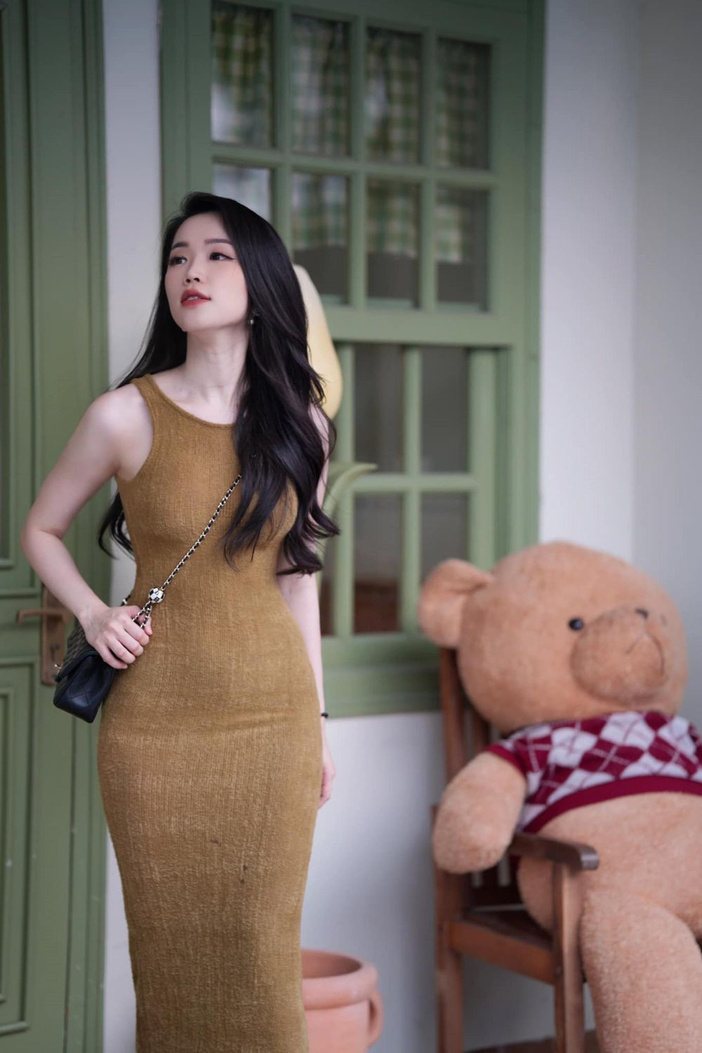 Nữ BTV thường chọn những bộ đầm ôm sát tôn triệt để vòng eo nhỏ.