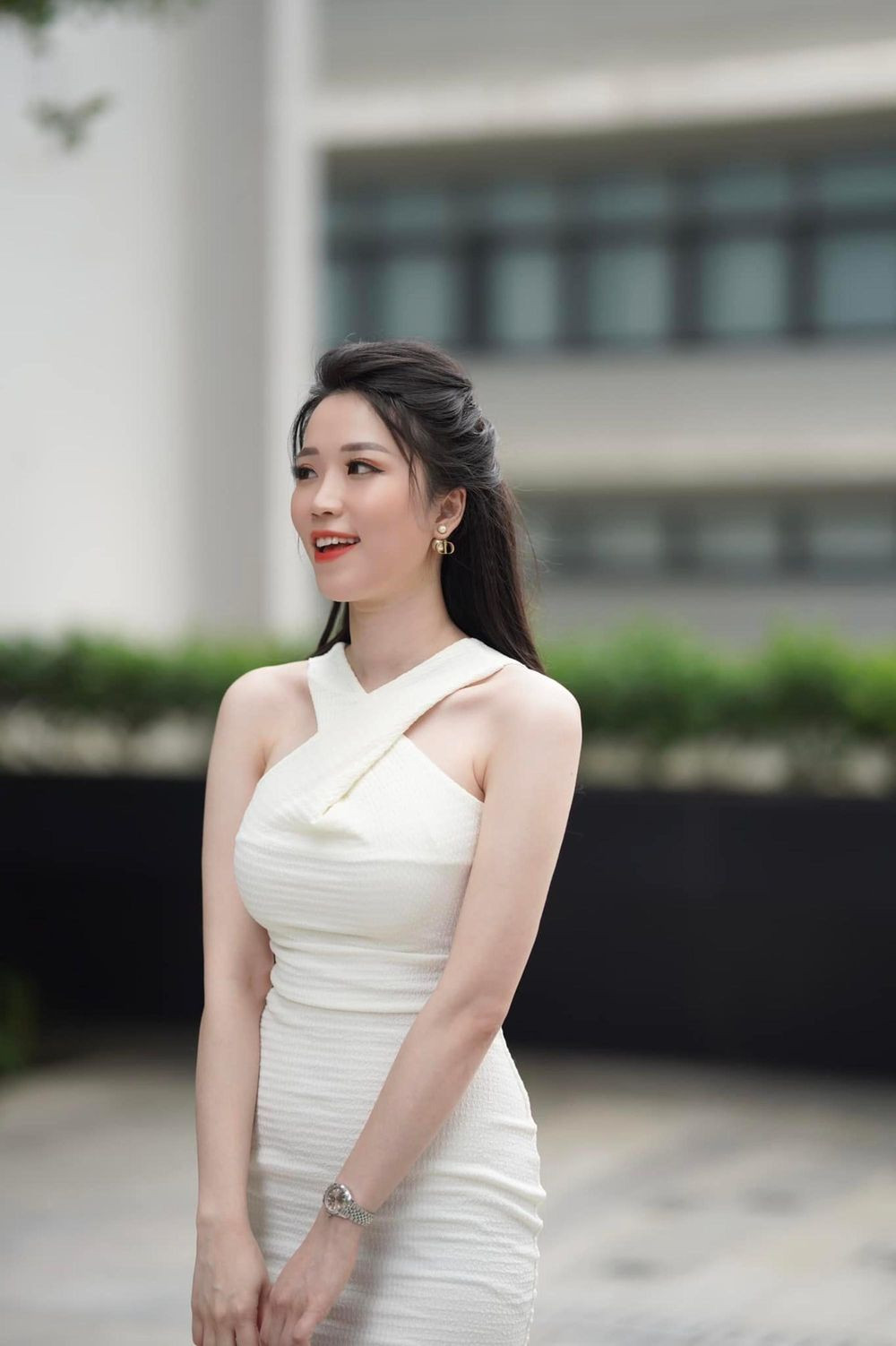 Những trang phục cut-out, ôm sát là lựa chọn không thể thiếu của Hải Yến mỗi khi ra đường.