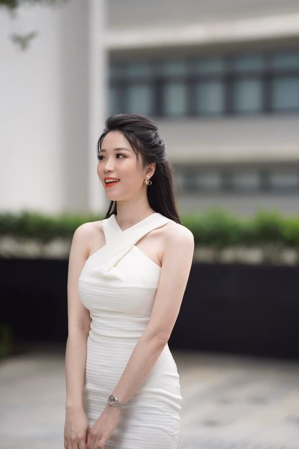 Những trang phục cut-out, ôm sát là lựa chọn không thể thiếu của Hải Yến mỗi khi ra đường.